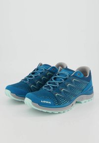Blaue Sportschuhe aus Mesh- und synthetischen Materialien, mit einem strukturierten Obermaterial, grauen Akzenten und einer mintgrünen Sohle.