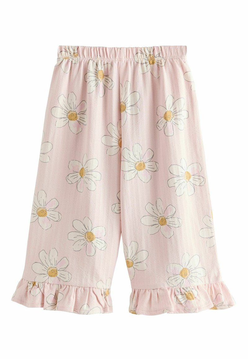 Pantalones cortos rosa claro con una cintura elástica, decorados con margaritas blancas de centros amarillos y dobladillos con volantes para un detalle adicional.