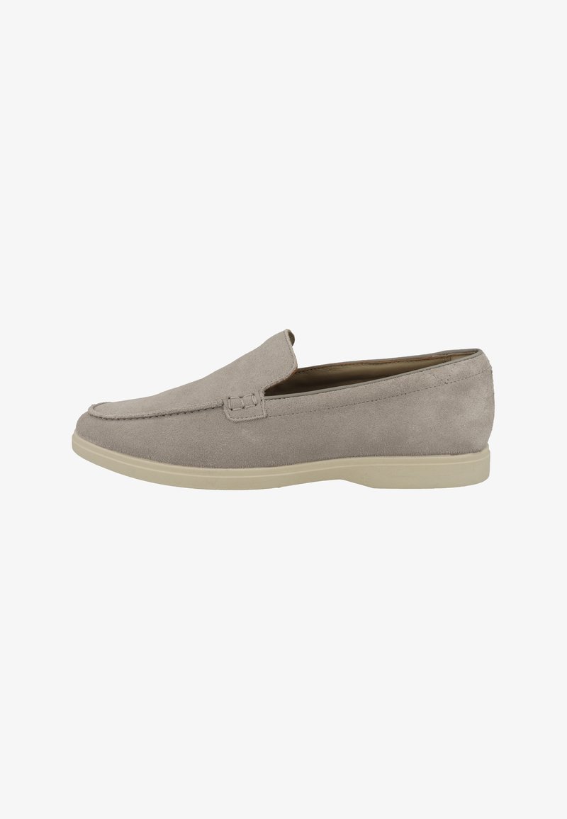 Mocassin en daim gris clair, sans lacets, avec surpiqûres de style mocassin et semelle en caoutchouc beige, vu de côté extérieur.