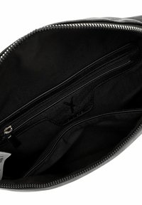Il bagaglio nero con zip presenta un interno foderato in tessuto liscio, un piccolo scomparto con zip e una pallina con logo a texture.