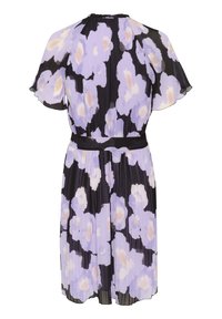 Pleatattu mekko laventelin ja mustan värissä, kukkakuviolla, läpinäkyvillä lepattelevilla hihoilla, vyötärönauhallisena ja polvimittaisena.