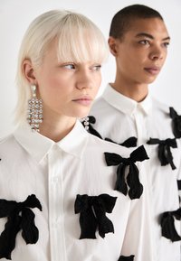 Sister Jane PENNY BOW UNISEX - Blúzka so zapínaním na gombíky - white