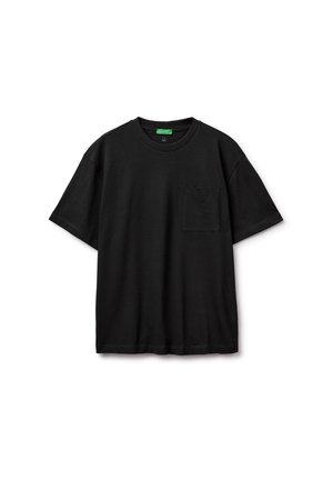 Czarna koszulka z krótkim rękawem i okrągłym dekoltem z lewą kieszenią na piersi, przedstawiona na białym tle.