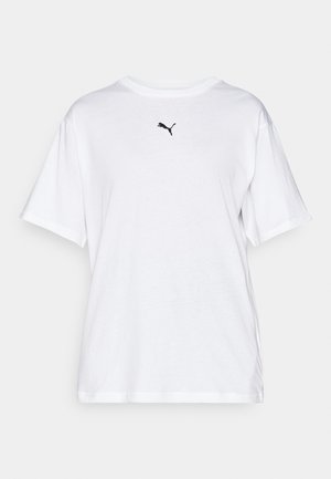 Bjela pamučna majica s okruglim izrezom i kratkim rukavima. Ima mali crni logo na prsima. Klasičan opušteni kroj.