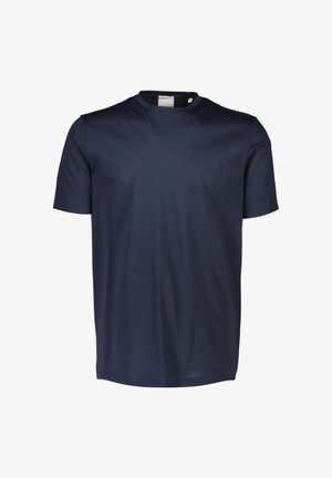 Granatowa bawełniana koszulka z okrągłym dekoltem, krótkimi rękawami i gładką teksturą. Prosty design, bez widocznych wzorów czy elementów metalowych.