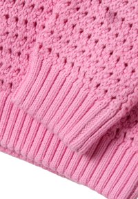 Rosa, gestrickter Pulloverstoff mit einem strukturierten Muster und einem gerippten Saum. Weiches, leichtes Material in einer lebendigen Farbe.