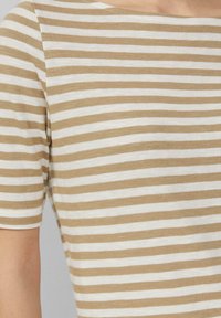 Gestreiftes Kurzarm-Oberteil in Beige und Weiß, mit einem runden Ausschnitt und glattem, leichtem Stoff. Horizontale Streifen in unterschiedlichen Breiten.