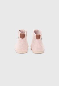 Roze felt enkellaarsjes met een zachte textuur, afgeronde vorm en bruine leren accenten bij de hak en zijkant. Lichte rubberen zolen.
