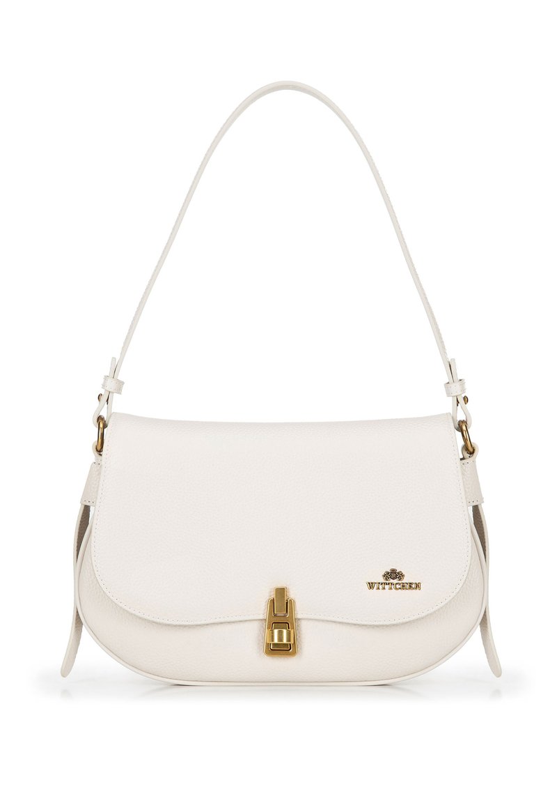 Bolso de hombro de cuero blanco con una tapeta redondeada, herrajes dorados y un cierre de broche. Cuenta con una correa ajustable y un logotipo en relieve.