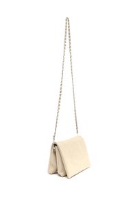 Borsa a tracolla in pelle beige con design floreale in rilievo. Caratterizzata da una cintura a catena argentata e da una forma rettangolare e strutturata.