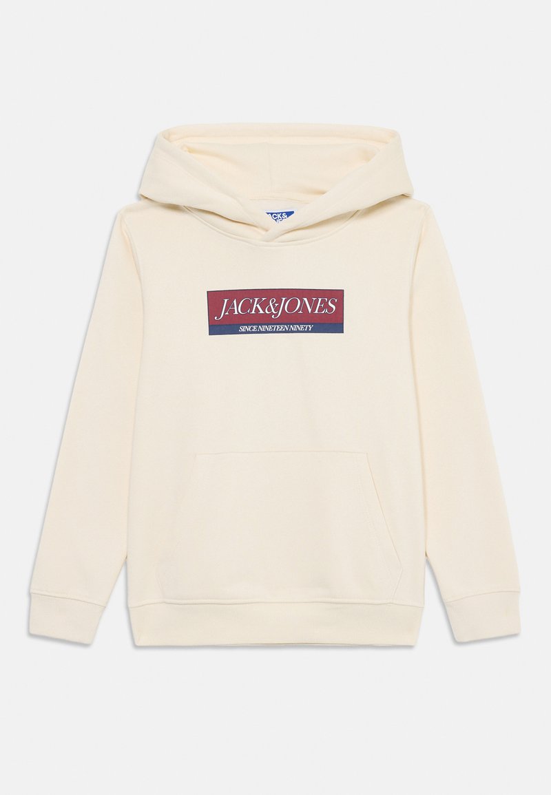 Sudadera color crema con bolsillo frontal y logo "JACK & JONES SINCE NINETEEN NINETY" en rojo y azul marino en el pecho.