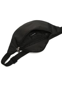 Czarna torba na pas wykonana z teksturowanego materiału, z zamykaną na zamek główną komorą, regulowanym paskiem i subtelnym logo wewnątrz.