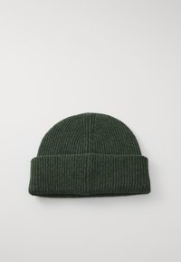 Dunkelgrüne gerippte Strickmütze mit umgeschlagenem Saum auf einem schlichten weißen Hintergrund.