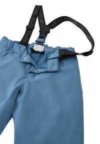Niebieskie spodnie softshell z regulowanymi czarnymi szelkami. Posiadają zamek błyskawiczny z przodu, zapięcie na zatrzask oraz wewnętrzny sznurek w talii dla lepszego dopasowania.