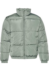 Chaquetón acolchado en verde claro, con un cuello alto, cierre central y puños y dobladillo elásticos para un ajuste ceñido. Tejido suave y brillante.
