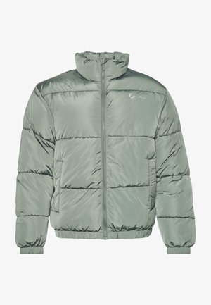 Chaquetón acolchado en verde claro, con un cuello alto, cierre central y puños y dobladillo elásticos para un ajuste ceñido. Tejido suave y brillante.