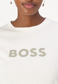 BOSS ELOGO - Marškinėliai su spaudiniu - open white