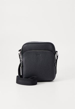 Borsa a tracolla in pelle nera con finitura texturizzata, dotata di tasca con zip frontale, tracolla regolabile e accenti in metallo argentato.