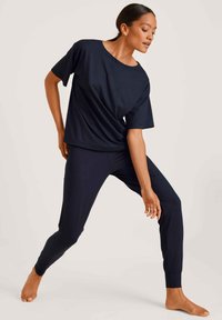 Navy blauwe loungewear set gemaakt van zachte stof. Bevat een relaxte T-shirt met korte mouwen en stretchbroek met aansluitende boorden.