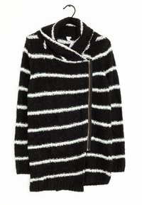 Maglione a righe bianche e nere realizzato in un morbido tessuto testurizzato, dotato di un ampio colletto ripiegabile e una zip laterale.