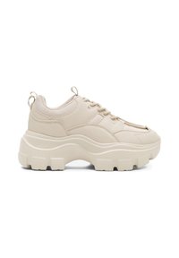 Beżowe, masywne sneakersy wykonane z teksturowanej skóry, posiadające grubą gumową podeszwę, sznurowane z przodu oraz pętelki na pięcie.