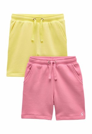 Dva páry ležérnych šortiek, jedny žlté a jedny ružové, každé s pásom na sťahovanie a bočnými vreckami, vystavené na bielom pozadí.