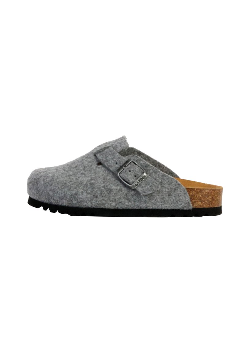 Sabot gris avec une accent en boucle, semelle en liège et semelle en caoutchouc noir ; il présente un bout arrondi et une texture lisse.