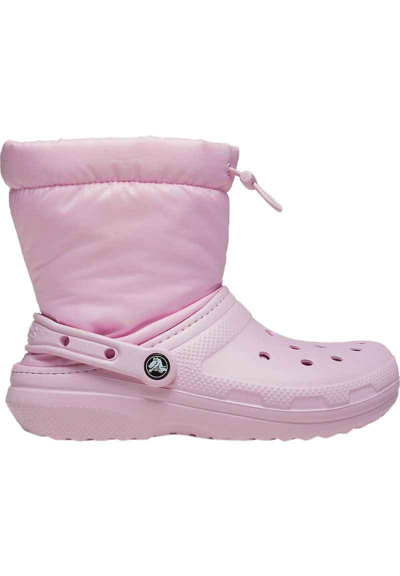 Rosa gepolsterter Winterstiefel mit Gummisohle, der über Belüftungsöffnungen, einen verstellbaren Riemen und ein Logo-Detail an der Seite verfügt.