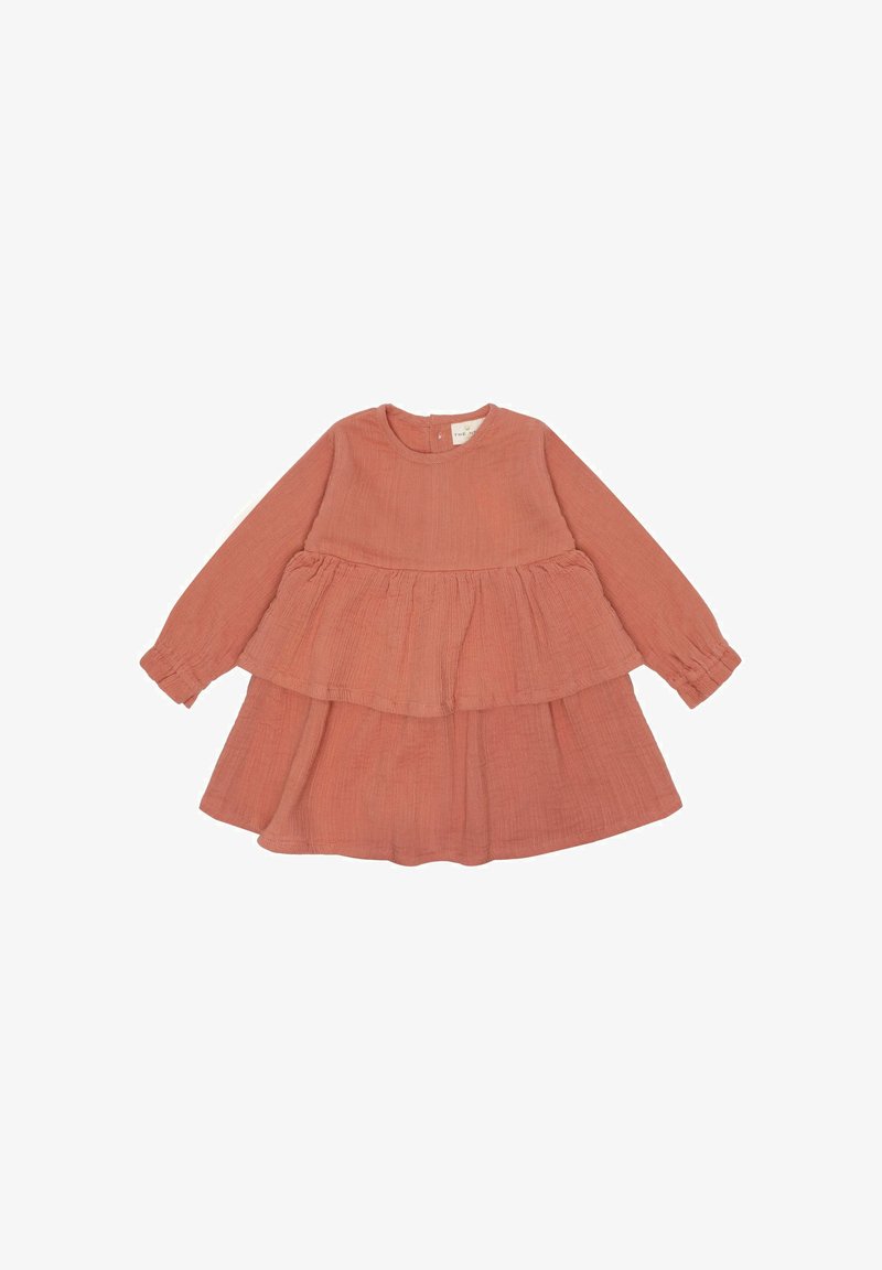 Rožu krāsas, ar garām piedurknēm tērps ar slāņotām līnijām, izgatavots no teksturētas auduma. Iespējas ir apaļa kakla izgriezums un pogu aizdare aizmugurē.