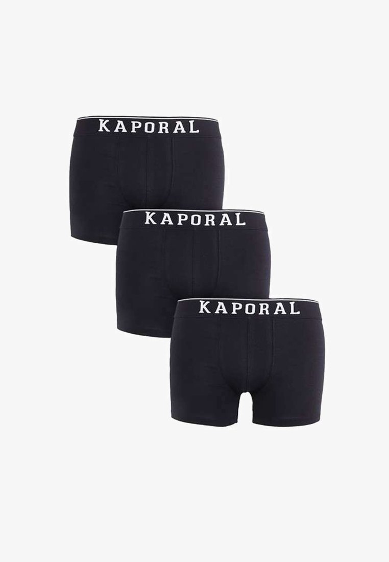 Boxer-briefs en coton noir vendus par pack de trois, avec une ceinture en logo "KAPORAL" blanche et un design ajusté.