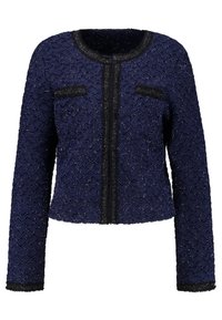Veste texturée bleu marine avec un tissage à motifs, bordure noire le long du devant, et deux poches avant. Manches longues et coupe raccourcie.