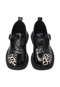 Černé lakované boty s špičkovou krytkou s béžovým leopardím vzorem. Pásek s kovovou sponou, strukturální detaily, zaoblený design.