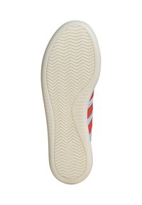 Bijela gumena podloga cipele s cik-cak uzorkom. Ima crvene i plave horizontalne pruge te adidas logo u bijeloj boji.