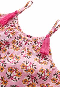 Débardeur floral rose avec un motif floral comportant des fleurs jaunes et des feuilles vertes, bretelles réglables avec des pompons roses, et un décolleté froncé.