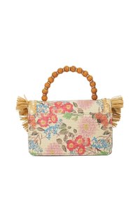 Sac à main à motif floral avec un fond crème, des accents en paille et une anse en perles. Présente des bords à franges et une forme rectangulaire.