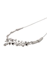 Sølv halskæde med et gren-design, der inkluderer bladformer, cirkulære detaljer og skiftende teksturerede metalsegmenter, beriget med glitrende elementer.