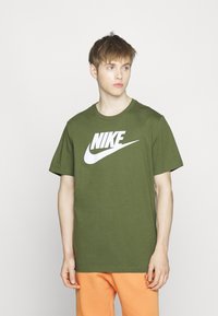 Nike Sportswear TEE ICON FUTURA  - T-shirt estampada - rough green/white