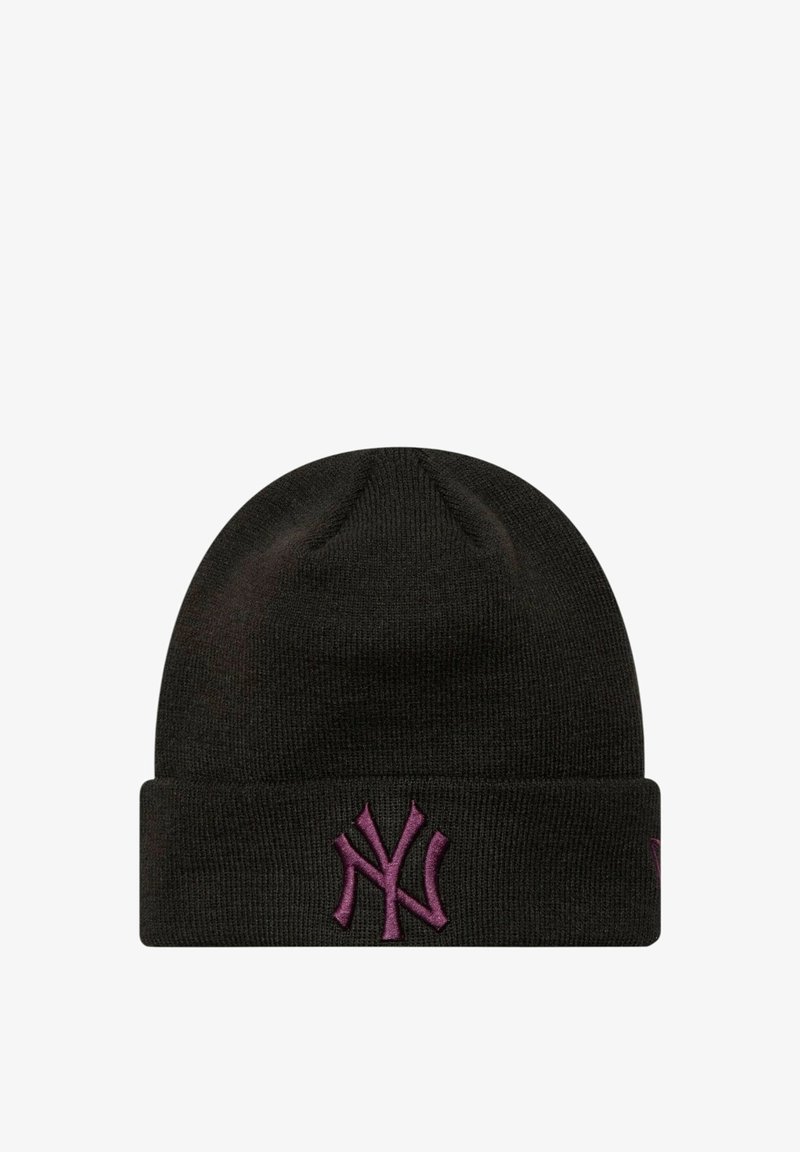 Berretto in maglia nero con risvolto e logo "NY" ricamato in viola sul fronte. Texture liscia e forma della parte superiore arrotondata.