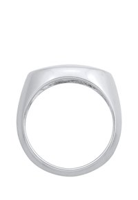 Anello signet d'argento con superficie liscia e lucida, fascia arrotondata e una parte superiore piatta, leggermente curva. Design semplice e moderno senza decorazioni.