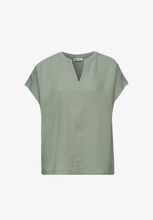 Blusa de manga corta de color verde claro con tela texturizada, escote redondo y una pequeña muesca en forma de V en el delantero.