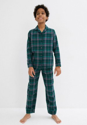 Set di pigiama a quadri verdi caratterizzato da maniche lunghe, chiusura a bottoni e pantaloni coordinati con elastico in vita. Il tessuto sembra morbido e confortevole.