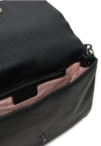 Borsa in pelle nera con superficie testurizzata, con una fodera rosa e una sezione con zip. Include un accento metallico e dettagli del logo.