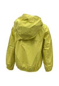 Giacca impermeabile gialla con cappuccio, polsini elastici e vestibilità rilassata. Caratterizzata da un design semplice e una superficie liscia e lucida.