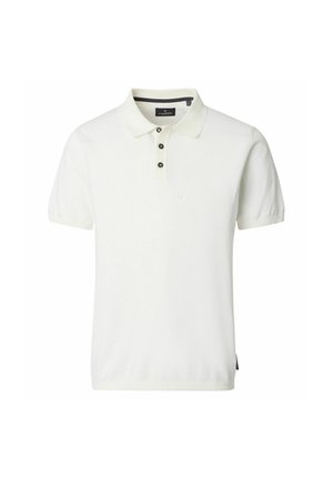 Hvid polo med korte ærmer med tre sorte knapper og en klassisk krave, vist på en ensfarvet hvid baggrund.