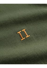 Les Deux NØRREGAARD UNISEX - Pamata T-krekls - olive night/orange