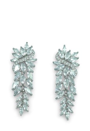 Orecchini a goccia in cristallo con pietre tagliate a marquise in un design floreale a cascata, realizzati in metallo color argento con accenti trasparenti.