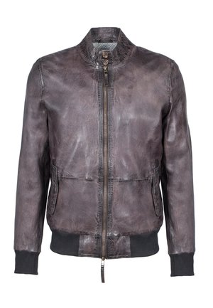Braune Lederbomberjacke mit Stehkragen, Reißverschluss und gerippten schwarzen Bündchen. Verfügt über zwei Fronttaschen und eine strukturierte Oberfläche.