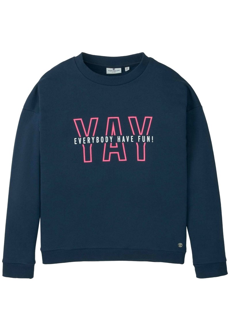 Felpa blu navy con maniche lunghe, polsini a coste e collo a girocollo. Presenta un audace testo rosa e bianco: "YAY TUTTI DIVERTITEVI!"