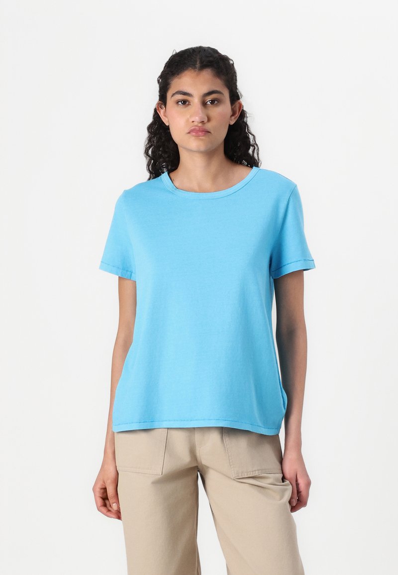 T-shirt azzurro chiaro a maniche corte realizzato in cotone morbido; presenta un colletto rotondo e una vestibilità comoda con orlo dritto.