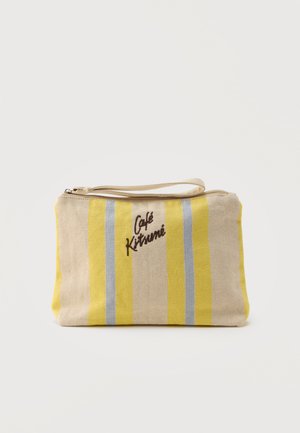 Borsetă bej din pânză cu dungi verticale galbene și bleu deschis, închidere cu fermoar, curea pentru încheietură și „Café Kitsuné” brodat în maro pe față.